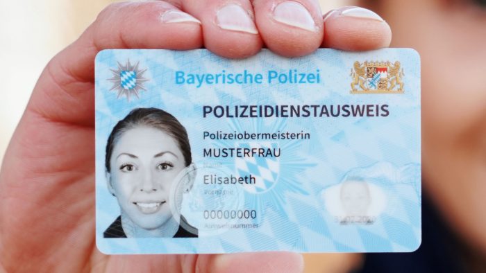 Neuer Dienstausweis bei der Bayerischen Polizei