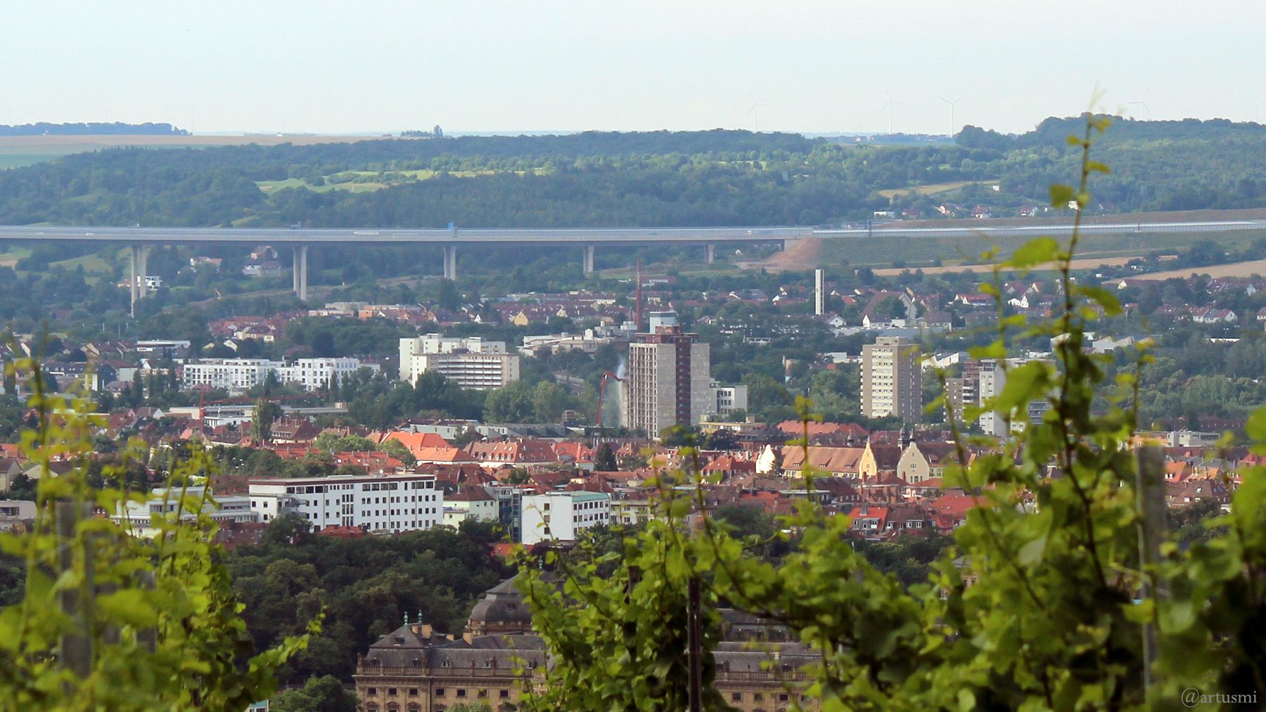 Stadtteil Sanderau in Würzburg mit Teilansicht der Autobahnbrücke der A3 und Abrissbagger am Bürgerspital-Hochhaus (Bildmitte)