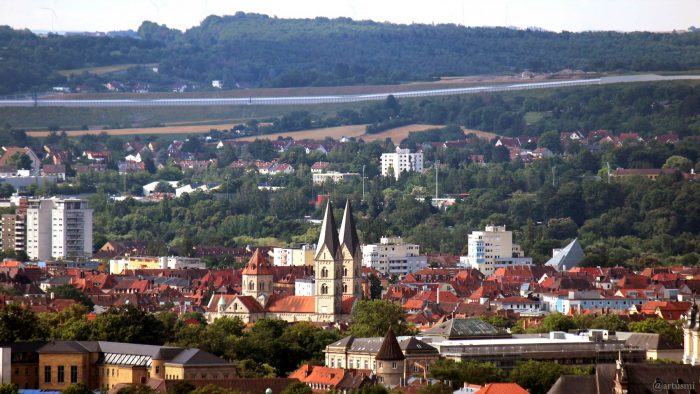 Blick vom Würzburger Schalksberg auf den Stadtteil Sanderau mit St. Adalbero und St. Andreas mit Pyramidendach
