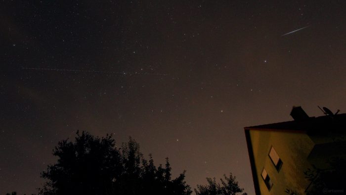 Strichspur eines Flugzeugs mitten durch das Sternbild Kassiopeia und eines Satelliten-Flares am 13. August 2021 während der Beobachtung der Perseiden