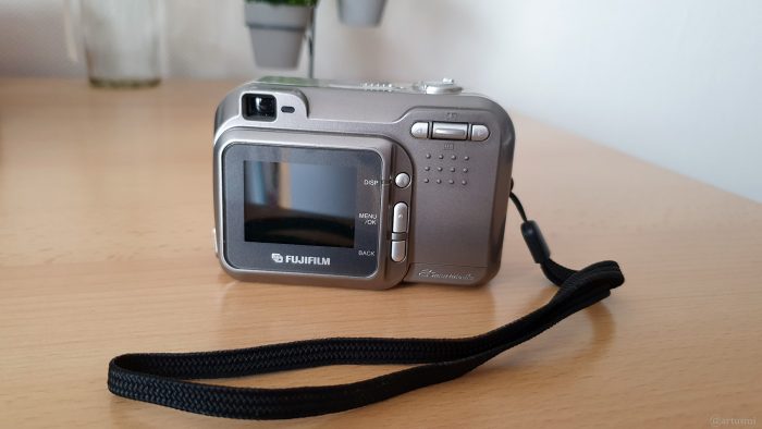 Unsere erste Digitalkamera aus Juni 2002 - eine Fuji FinePix 2600 Zoom mit 3-fach optischem Zoom