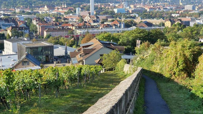 Rotkreuzsteige mit Blick auf das Weingut am Stein in Würzburg am 23. September 2021