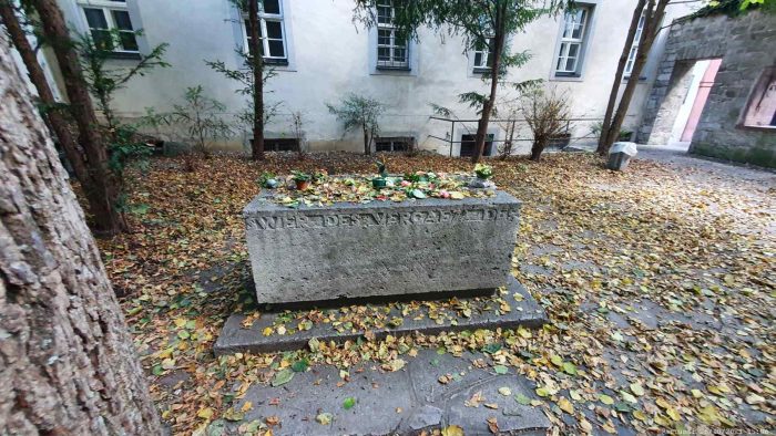 Grabmal für den Minnesänger Walther von der Vogelweide im Lusamgärtchen in Würzburg