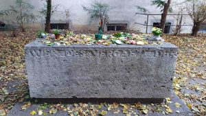 Grabmal für den Minnesänger Walther von der Vogelweide im Lusamgärtchen in Würzburg