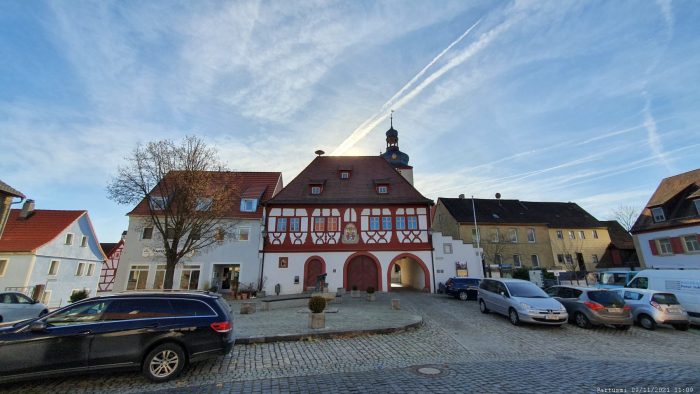 Historisches Rathaus in Markt Einersheim in altfränkischer Fachwerkbauweise und St. Matthäus
