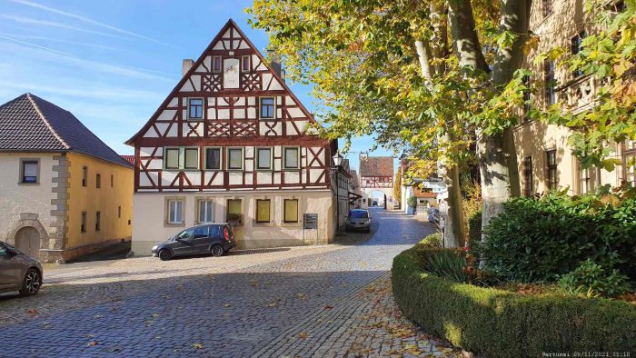 Fachwerkhaus und Würzburger Tor in Markt Einersheim
