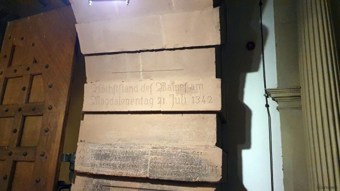 Markierung des Wasserhöchststands am 21. Juli 1342 am Rathauseingang in Würzburg