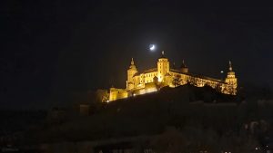 Festung Marienberg mit zunehmendem Mond und Jupiter am 6. Januar 2022 - Smartphoneaufnahme ohne Stativ