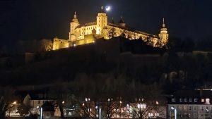 Festung Marienberg mit zunehmendem Mond am 6. Januar 2022 - Smartphoneaufnahme ohne Stativ