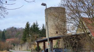 Dorfmauer und Befestigungsturm am Lehmgrubenweg in Goßmannsdorf