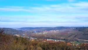 Blick vom Steinbruch oberhalb des Ölkammerwegs auf Goßmannsdorf und Sommerhausen