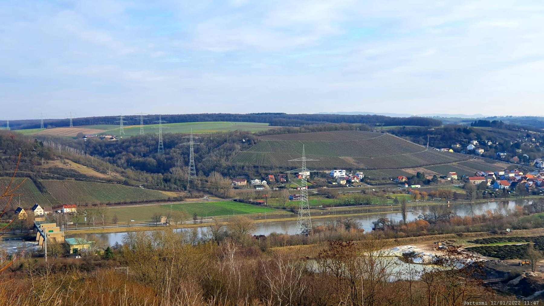 Blick vom Steinbruch oberhalb des Ölkammerwegs auf die Staustufe Goßmannsdorf und Kleinochsenfurt