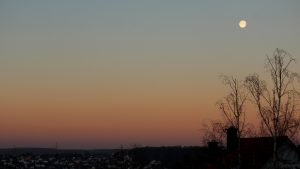 Der Mond am 19. Januar 2022 am Westhimmel von Eisingen