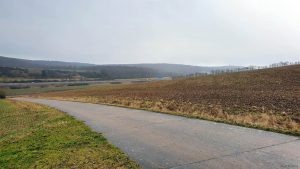 Feldweg bei Waldbrunn am 28. Januar 2022 mit Blick auf die BAB A3