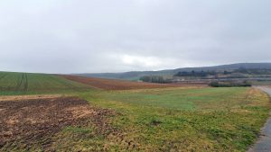Felder bei Waldbrunn am 28. Januar 2022 mit Blick auf die BAB A3