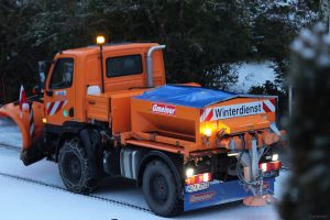Räum- und Streufahrzeug der Gemeinde Eisingen am 31. Januar 2022 im Einsatz