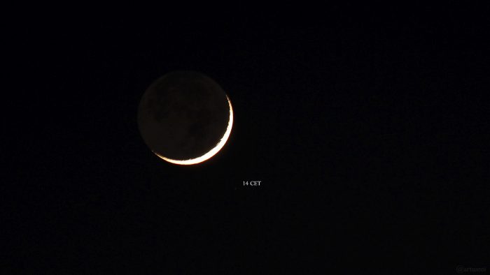 Zunehmender Mond mit Erdlicht und Stern 14 Ceti am 4. März 2022