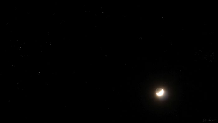 Der Mond wandert am 8. März 2022 in das Goldene Tor der Ekliptik