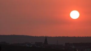 Untergehende Sonne am 18. März 2022 hinter Saharastaub