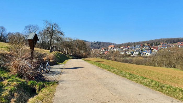 Feldweg bei Holzkirchen im Landkreis Würzburg