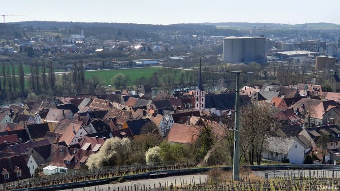 Blick vom Kapellenberg auf die Bärentalsiedlung in Ochsenfurt und auf Frickenhausen