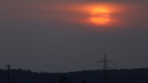 Sonnenuntergang hinter Wolken am 28. März 2022