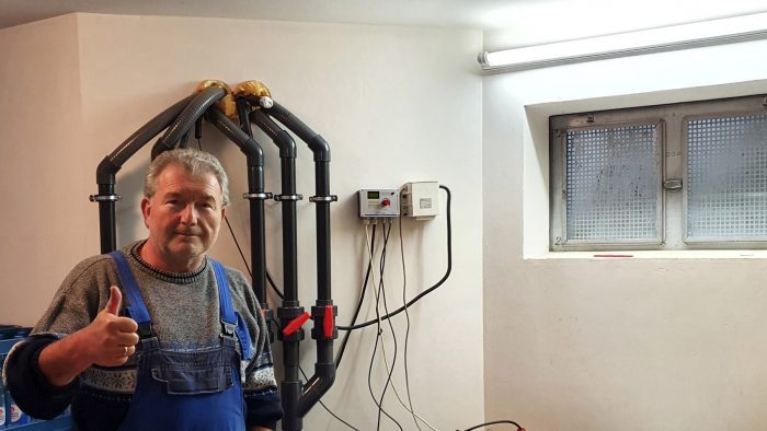Artur Schmitt während der Inbetriebnahme der neuen Pool-Filteranlage am 1. April 2022