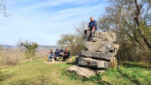 Rast am Panoramaweg bei Sommerhausen am 12. April 2022