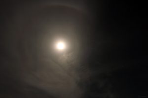 Mondhalo und Saharastaub am 14. April 2022