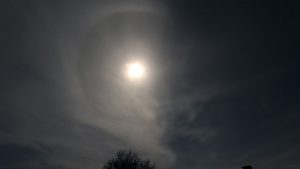 Mondhalo und Saharastaub am 14. April 2022