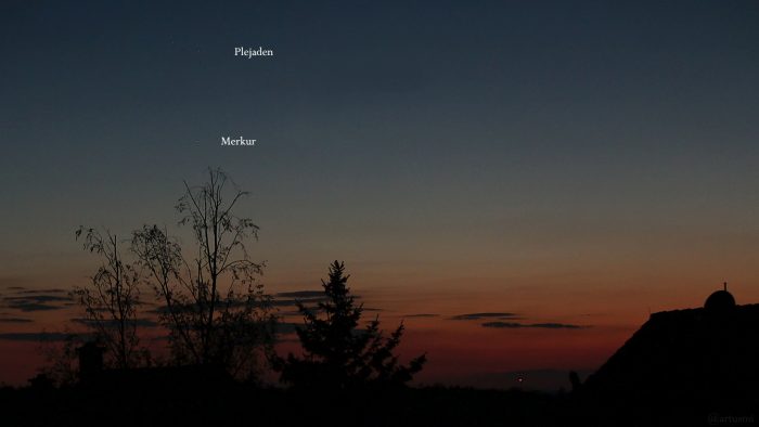 Plejaden und Planet Merkur am 27. April 2022 am Abendhimmel