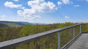 Aussichtsturm am Baumwipfelpfad Steigerwald mit Blick zum Schwanberg