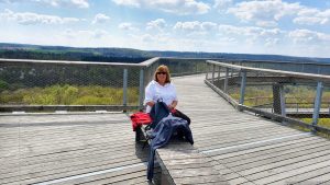 Mäggi Schmitt am Aussichtsturm am Baumwipfelpfad Steigerwald