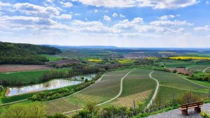 Blick von der Gaststube Stollburg auf Oberschwarzach und den Schwanberg