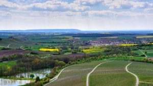 Blick von der Gaststube Stollburg auf Oberschwarzach und den Schwanberg