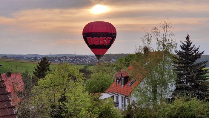 Heißluftballon im Tiefflug am 29. April 2022 in Eisingen
