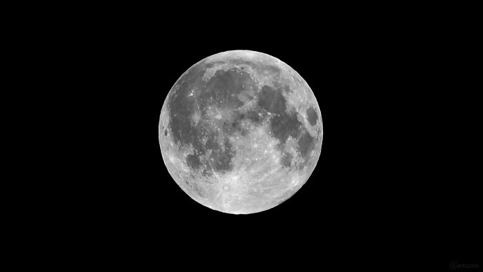 Mond kurz nach Beginn der Halbschattenfinsternis am 16. Mai 2022 in Eisingen