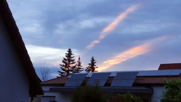 Zwei große Wolkenstrahlen beim Sonnenuntergang am 23. Mai 2022