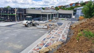 Pausenhof und Neubau des Schulgebäudes in Eisingen am 28. Mai 2022