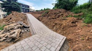 Recht steil, der neue barrierefreie Zugang zum Pausenhof des Neubaus des Schulgebäudes in Eisingen am 28. Mai 2022