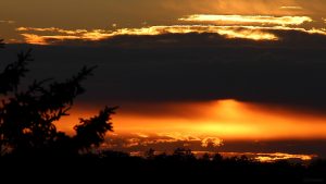 Untergehende Sonne hinter Wolken am 29. Mai 2022