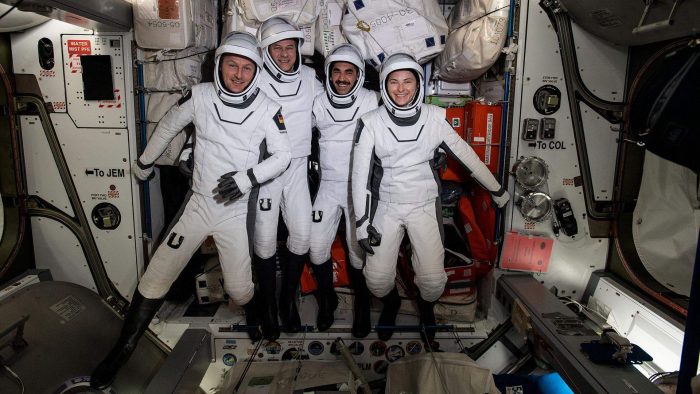ESA-Astronaut Matthias Maurer und seine Crew-3-Kollegen im Raumanzug