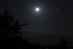 Konstellation Mond und Antaraes am 13. Juni 2022