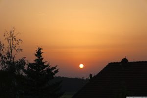 Untergehende Sonne am 19. Juni 2022 hinter Saharastaub