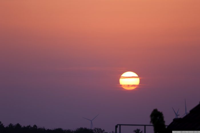 Untergehende Sonne am 19. Juni 2022 hinter Saharastaub