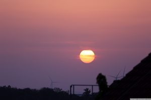 Untergehende Sonne am 19. Juni 2022 hinter Saharastaub