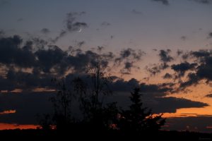 Schmale Sichel des zunehmenden Monds am 1. Juli 2022 am Nordwesthimmel von Eisingen