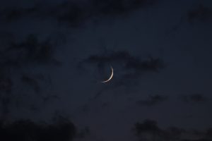 Schmale Sichel des zunehmenden Monds am 1. Juli 2022 am Nordwesthimmel von Eisingen