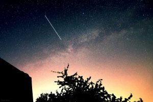 Strichspur der Internationalen Raumstation ISS, Milchstraße und Sommerdreieck am 21. Juli 2022 am Osthimmel von Eisingen