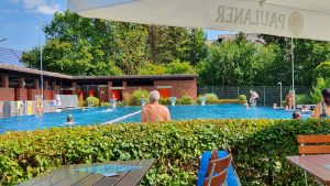 Kaffeepause im Freibad Uettingen während Fahrradtour am 22. Juli 2022